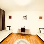 Welcometomessepremium Three Bedroom Apartment