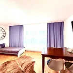 Welcometomessepremium Three Bedroom Apartment